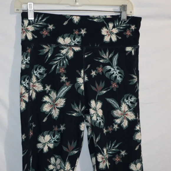 Vuori Stride Leggings in Ink Maui Floral print Green - Picture 10 of 12
